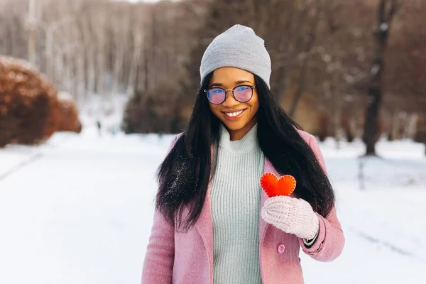 Молода Американка Окулярами Теплими Рукавичками Тримають Червоне Серце День Святого — стокове фото