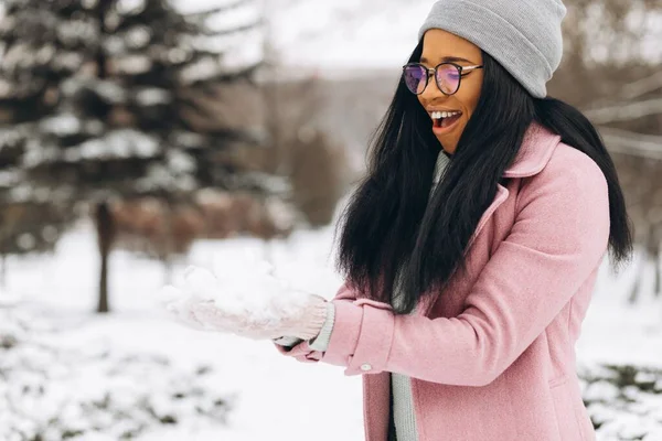 Młoda Afroamerykanka Okularach Ciepłych Rękawiczkach Bawiąca Się Śniegu Spędzająca Czas — Zdjęcie stockowe
