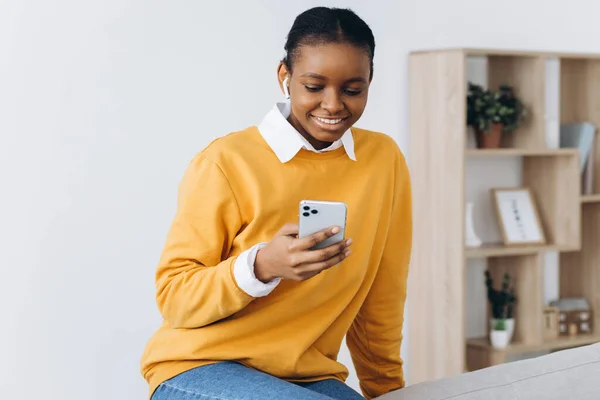 Sorrindo Mensagens Menina Preta Smartphone Casa Relaxando Sofá Confortável Desfrutando — Fotografia de Stock