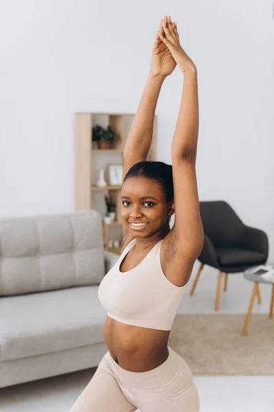 Domowy Trening Młody Sportowy Czarny Kobieta Robi Plank Ćwiczenia Domu — Zdjęcie stockowe
