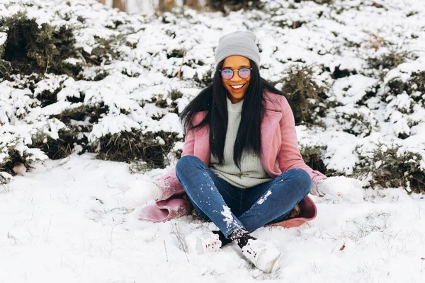 Jovem Afro Americana Óculos Luvas Quentes Brincando Neve Passando Tempo — Fotografia de Stock