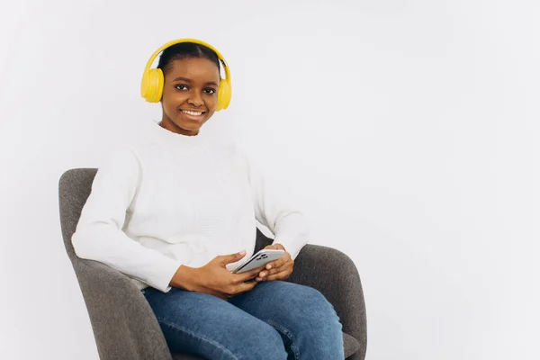 African American Woman Enjoying Music Headphones Home Inglés Copiar Espacio — Foto de Stock