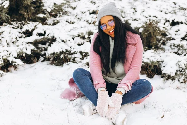 Jovem Afro Americana Óculos Luvas Quentes Brincando Neve Passando Tempo — Fotografia de Stock