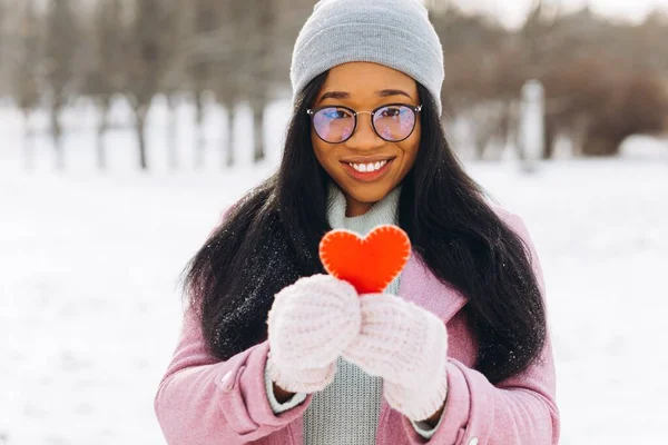 Jovem Afro Americana Com Óculos Luvas Quentes Segurando Coração Vermelho — Fotografia de Stock