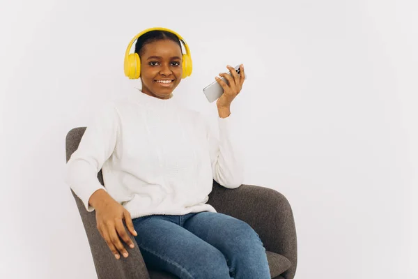 African American Woman Enjoying Music Headphones Home Inglés Copiar Espacio — Foto de Stock
