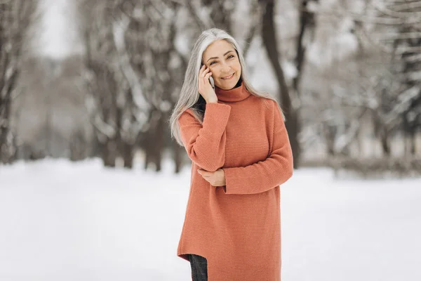 Retrato Mujer Mayor Con Pelo Gris Suéter Punto Hablando Por — Foto de Stock