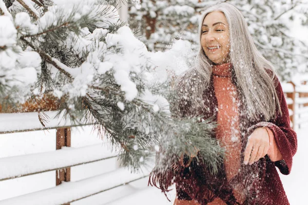 Starší Žena Šedivými Vlasy Pleteném Svetru Šála Směje Pohybuje Vánoční — Stock fotografie