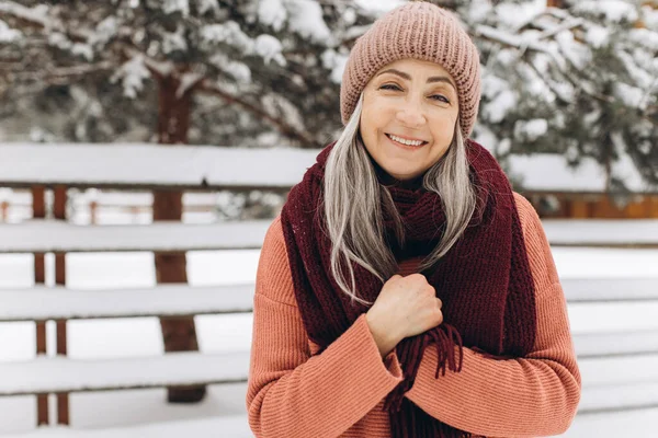 Starší Žena Šedými Vlasy Pleteném Svetru Šála Klobouk Směje Ohřívá — Stock fotografie