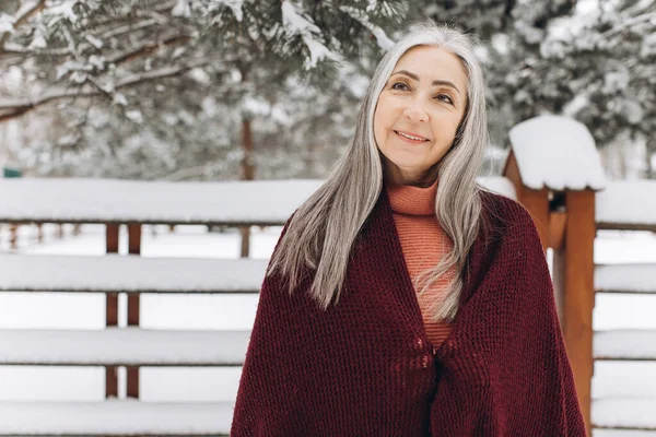 Starší Žena Šedivými Vlasy Pleteném Svetru Šále Upřímně Usmívá Zimním — Stock fotografie
