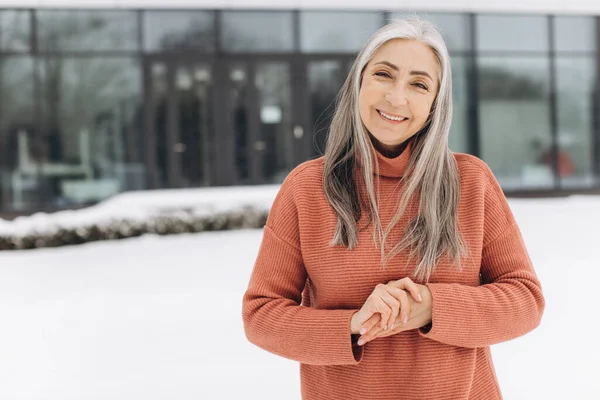 Senior Woman Gray Hair Knitted Sweater Posing Background Modern House — Stock Photo, Image