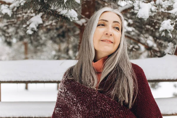 Starší Žena Šedivými Vlasy Pleteném Svetru Šále Upřímně Usmívá Zimním — Stock fotografie
