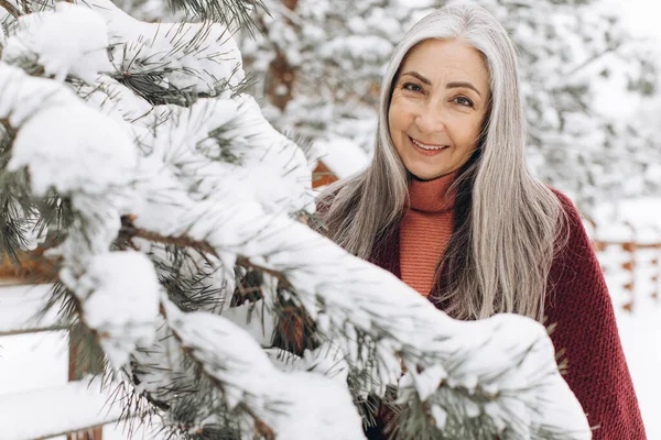 Starší Žena Šedivými Vlasy Pleteném Svetru Šále Upřímně Usmívá Drží — Stock fotografie