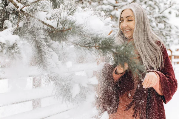 Mujer Mayor Con Pelo Gris Suéter Punto Bufanda Ríe Mueve —  Fotos de Stock