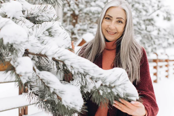 Starší Žena Šedivými Vlasy Pleteném Svetru Šále Upřímně Usmívá Drží — Stock fotografie