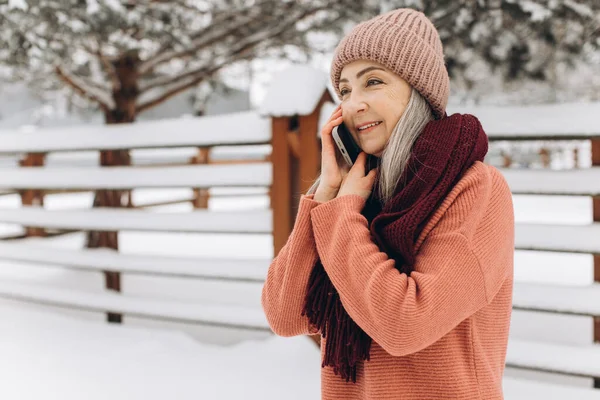 Donna Anziana Con Capelli Grigi Maglione Maglia Sciarpa Cappello Che — Foto Stock