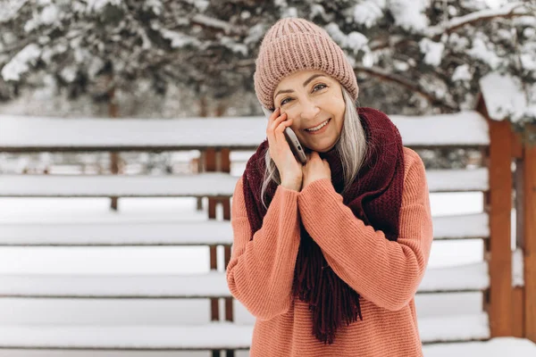 Örgü Kazaklı Eşarplı Şapkalı Kışın Telefonda Konuşan Son Sınıf Öğrencisi — Stok fotoğraf