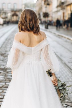 Şehrin sokaklarında poz veren güzel bir gelin.