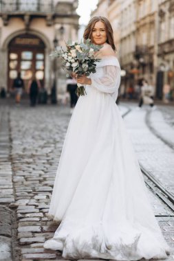 Şehrin sokaklarında poz veren güzel bir gelin.