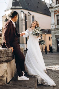 Uluslararası bir düğün çifti, Avrupalı bir gelin ve Asyalı bir damat şehirde birlikte dolaşıyorlar..