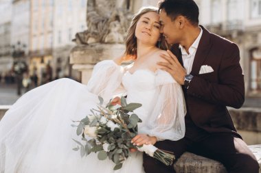 Uluslararası bir düğün çifti, Avrupalı bir gelin ve Asyalı bir damat şehirde birlikte dolaşıyorlar..