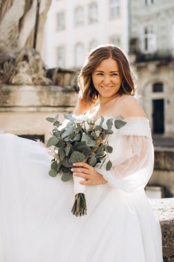 Şehrin sokaklarında poz veren güzel bir gelin.