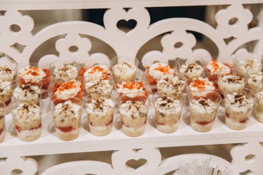 Düğün büfesi. Tatlılar ve meyveler.