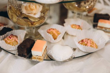 Düğün büfesi. Tatlılar ve meyveler.