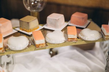 Düğün büfesi. Tatlılar ve meyveler.