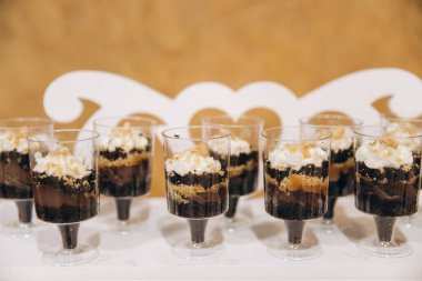 Düğün büfesi. Tatlılar ve meyveler.