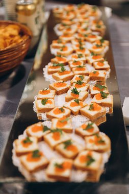 Düğün büfesi. Kırmızı havyar kanepeleri