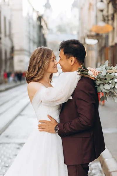 Ein Internationales Hochzeitspaar Eine Europäische Braut Und Ein Asiatischer Bräutigam — Stockfoto