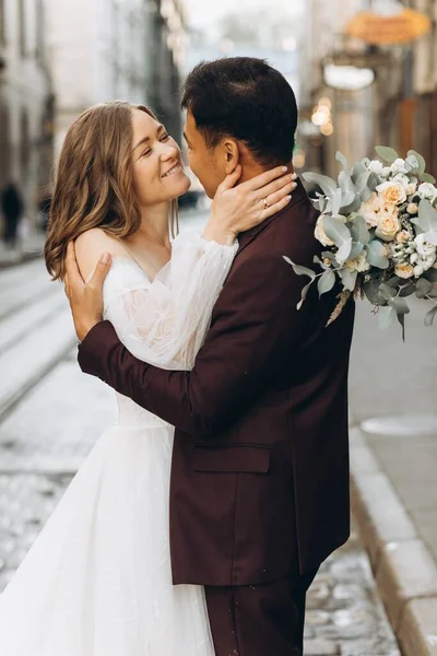 Egy Nemzetközi Házaspár Egy Európai Menyasszony Egy Ázsiai Vőlegény Együtt — Stock Fotó
