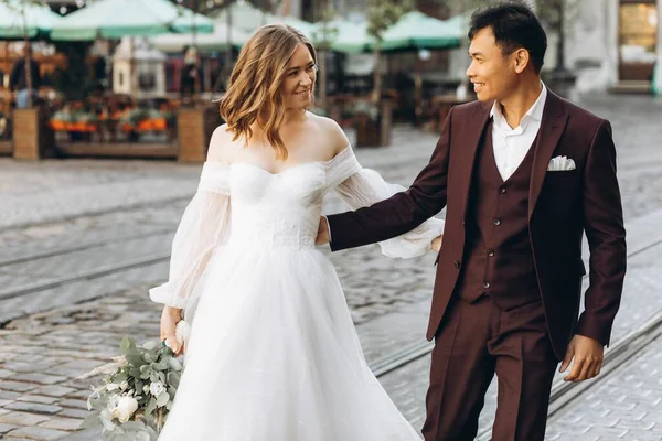 Egy Nemzetközi Házaspár Egy Európai Menyasszony Egy Ázsiai Vőlegény Együtt — Stock Fotó