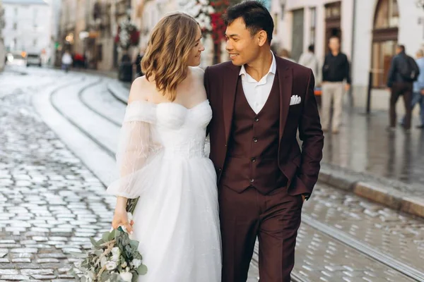 Ein Internationales Hochzeitspaar Eine Europäische Braut Und Ein Asiatischer Bräutigam — Stockfoto