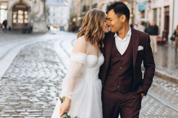 Ein Internationales Hochzeitspaar Eine Europäische Braut Und Ein Asiatischer Bräutigam — Stockfoto