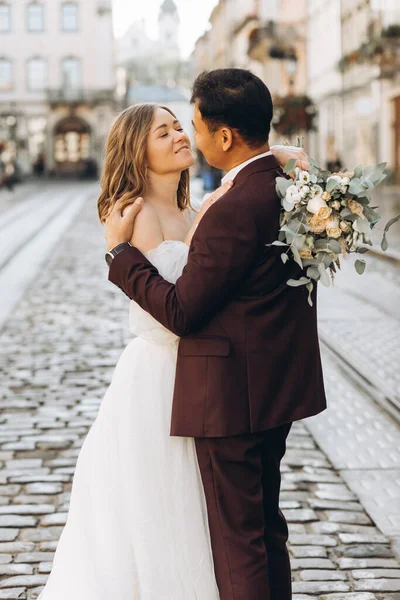 Ein Internationales Hochzeitspaar Eine Europäische Braut Und Ein Asiatischer Bräutigam — Stockfoto