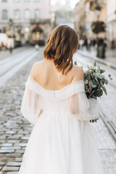 Красивая Невеста Букетом Позирует Улицах Города — стоковое фото