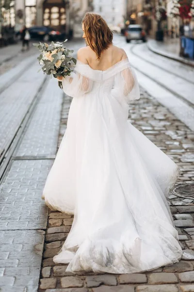Красивая Невеста Букетом Позирует Улицах Города — стоковое фото