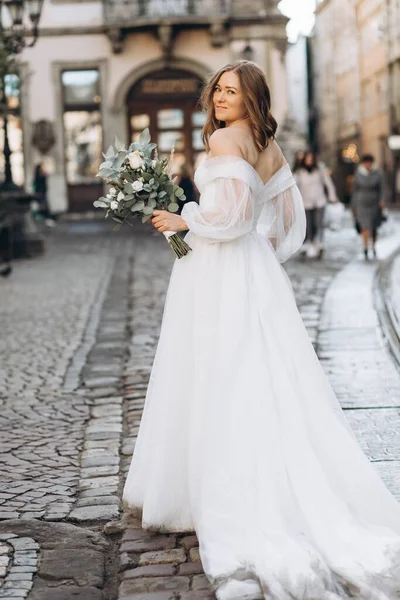 街の通りに花束をポーズで美しい花嫁 — ストック写真