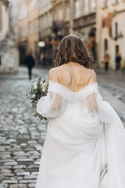 Hermosa Novia Con Ramo Posando Las Calles Ciudad — Foto de Stock