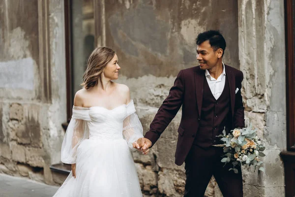 Ett Internationellt Bröllop Par Europeisk Brud Och Asiatisk Brudgum Promenad — Stockfoto
