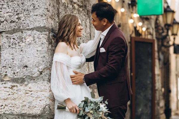 Una Coppia Sposi Internazionali Una Sposa Europea Uno Sposo Asiatico — Foto Stock