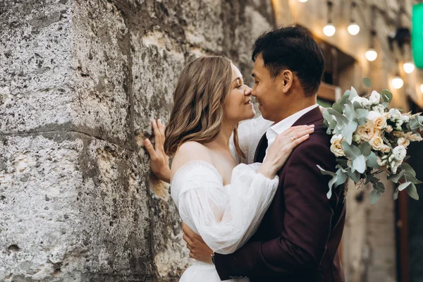 Ein Internationales Hochzeitspaar Eine Europäische Braut Und Ein Asiatischer Bräutigam — Stockfoto