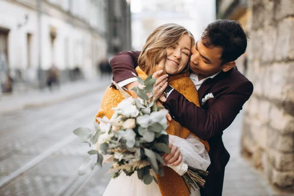 Ein Internationales Hochzeitspaar Eine Europäische Braut Und Ein Asiatischer Bräutigam — Stockfoto