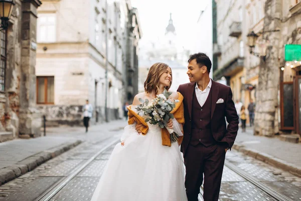 Een Internationaal Bruidspaar Een Europese Bruid Een Aziatische Bruidegom Lopen — Stockfoto
