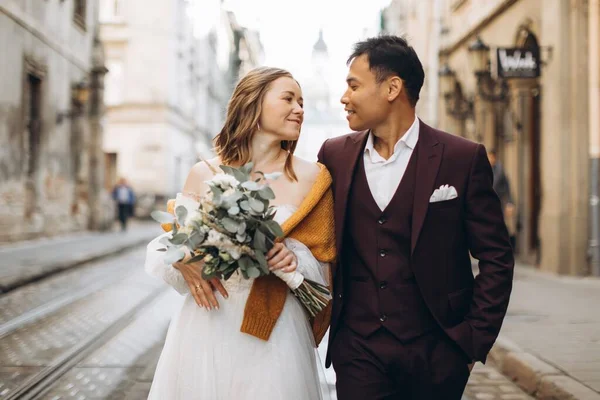 Ein Internationales Hochzeitspaar Eine Europäische Braut Und Ein Asiatischer Bräutigam — Stockfoto