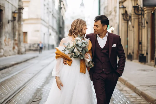 Una Coppia Sposi Internazionali Una Sposa Europea Uno Sposo Asiatico — Foto Stock