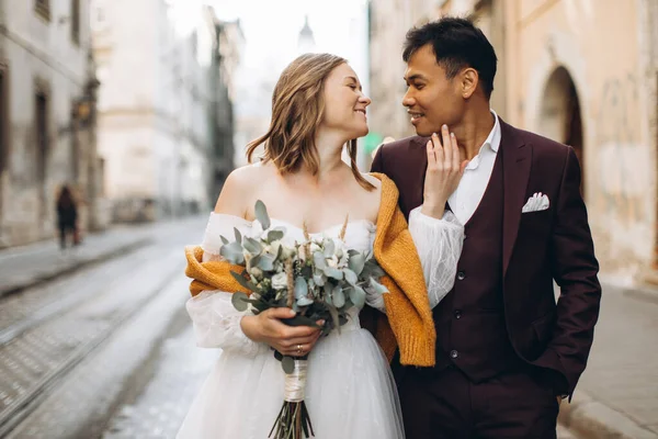 Couple Mariage International Une Mariée Européenne Marié Asiatique Promènent Ensemble — Photo