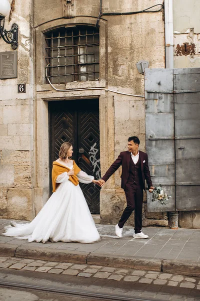 Una Coppia Sposi Internazionali Una Sposa Europea Uno Sposo Asiatico — Foto Stock