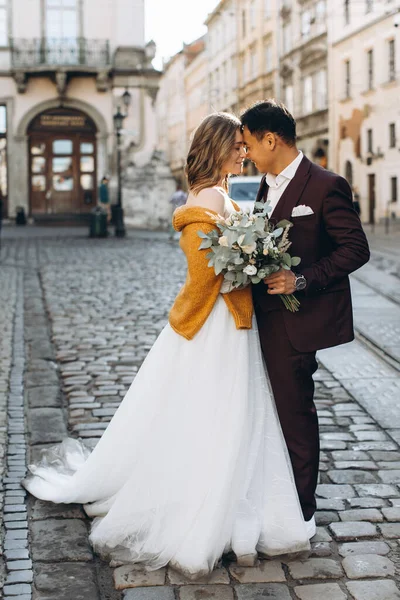 Ein Internationales Hochzeitspaar Eine Europäische Braut Und Ein Asiatischer Bräutigam — Stockfoto